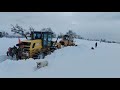 Impresionante trabajo de maquinaria pesada abriendo caminos en la nieve en Río Pico