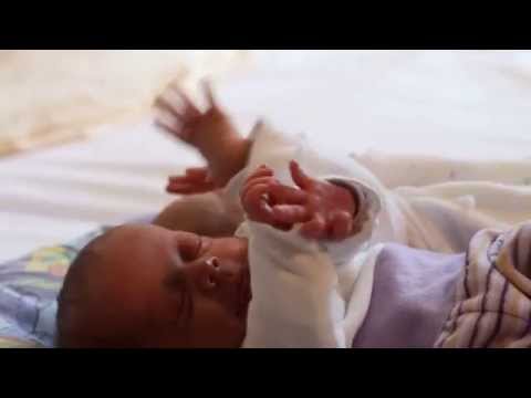 Video: Wie Frühgeborene Gestillt Werden