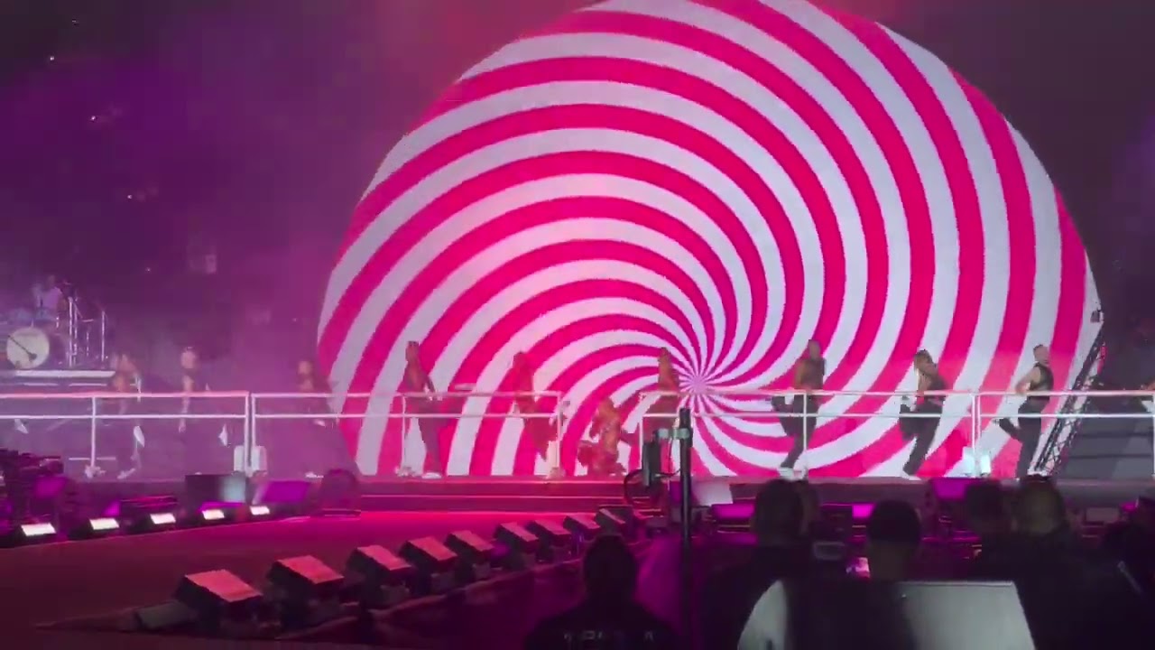 נועה קירל   Please Don't Suck הופעה חיה בפארק הירקון 24 08 22 alday news