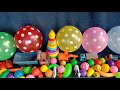 menemukan bermacam macam mainan dan meletuskan balon