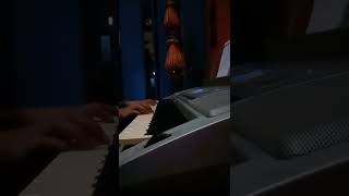 Nyoba nyanyi sambil main piano 😂