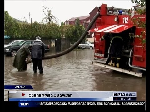 დატბორილი სახლები ბათუმში და თოვლი აჭარის მაღალმთიანეთში