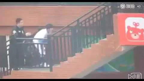 TFBOYS易烊千玺 Jackson Yi playing with his daddy (manager) - DayDayNews