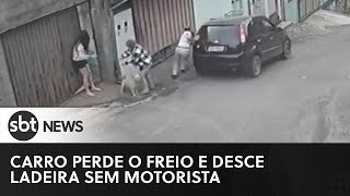 Após motorista estacionar, carro desgovernado desce ladeira e capota Após motorista estacionar, carro desgovernado desce ladeira e capota