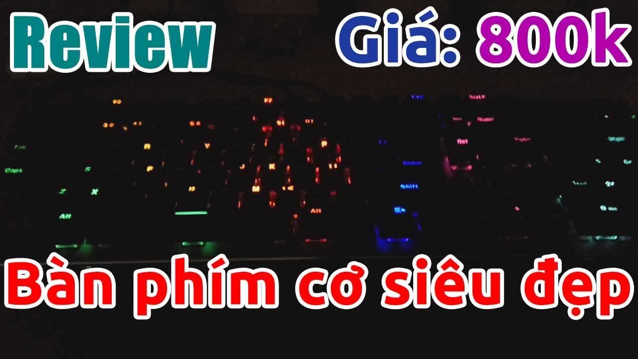 Trên tay bàn phím cơ chơi game có đèn LED RGB siêu đẹp