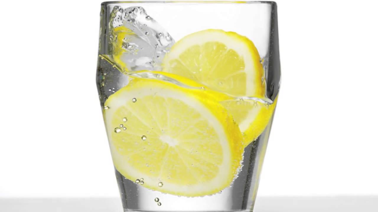 Вода с лимон на тощак. Стакан воды с лимоном. Стакан с лимоном. Долька лимона на стакане. Лимонный сок в стакане.