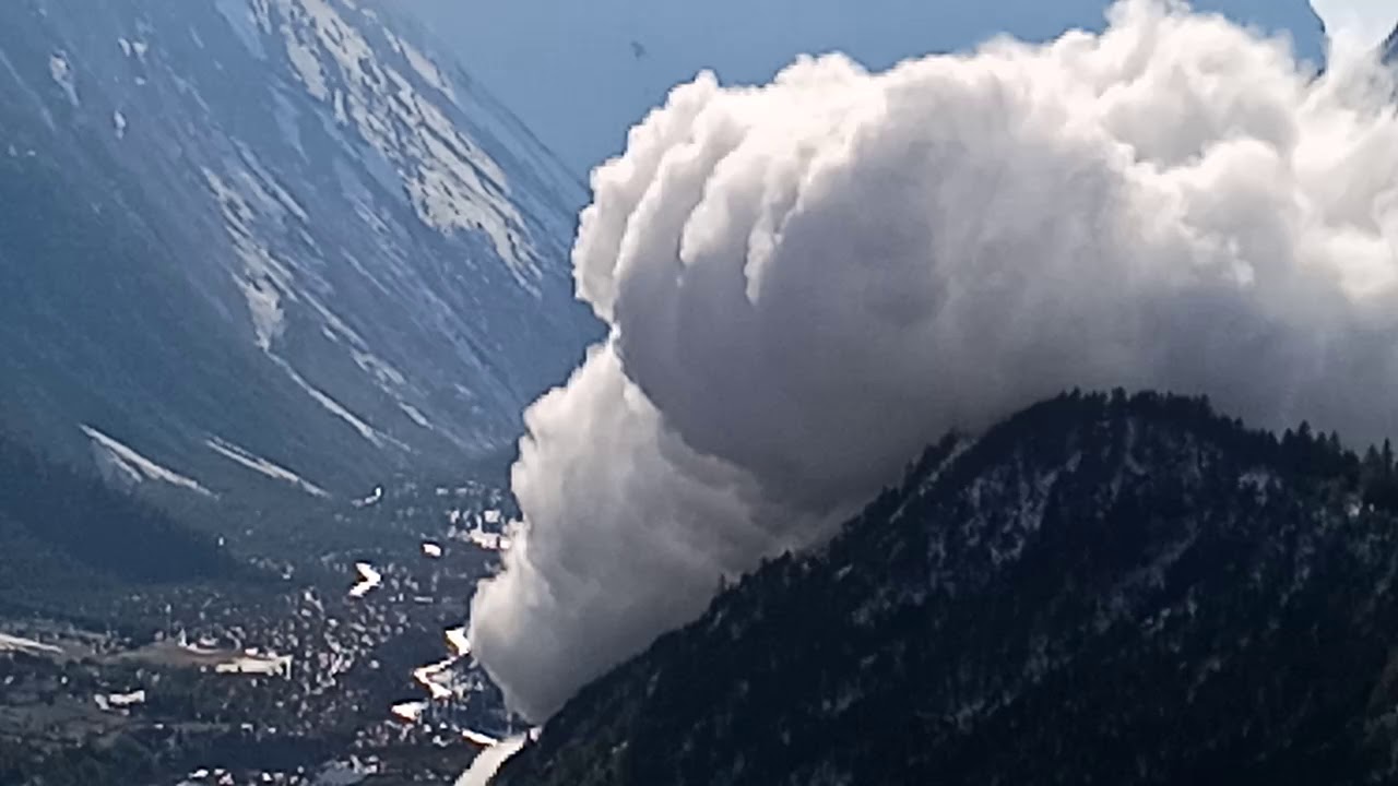 Annapurna 2 snow avalanche