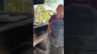 Haciendo tortillas gorditas y empanadas de calabaza por las nietas de doña Coyo