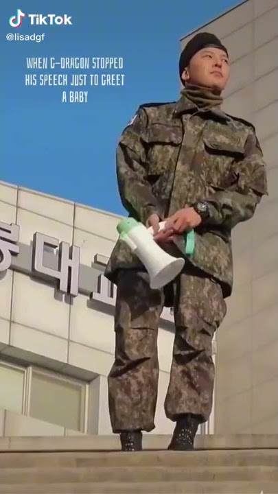 when G-Dragon stopped his speech just to greet a baby