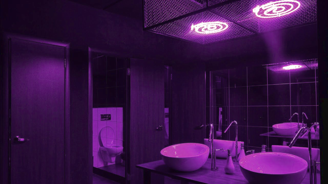 вечеринка в туалете. Bathroom at a party. комната с фиолетовой подсветкой. экран для ванны синий. санузел в клубе.