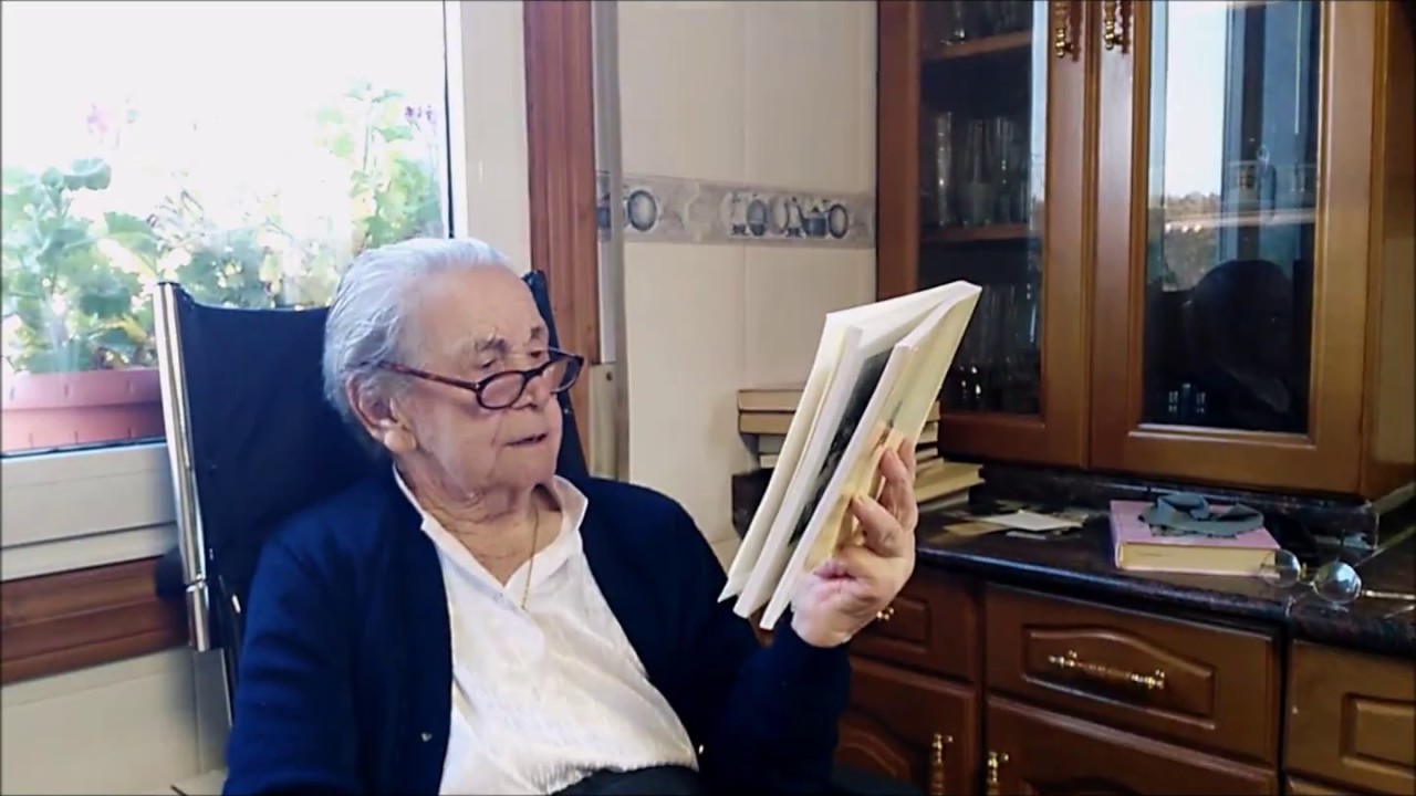Nemesia Fernández a sus 104 años, recita al poeta Paco Ledo