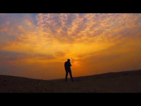 رجل يمشي مع غروب الشمس