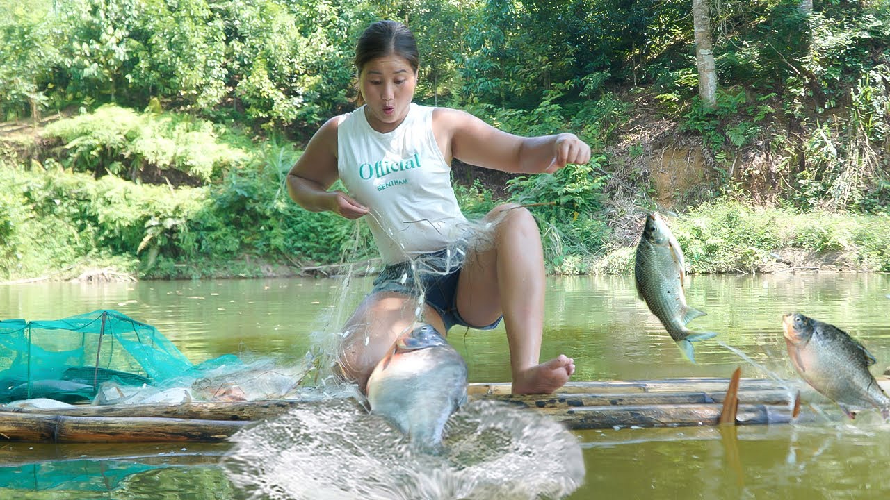 Hand-made fishing with nets on bamboo rafts. The secret to catching big fish