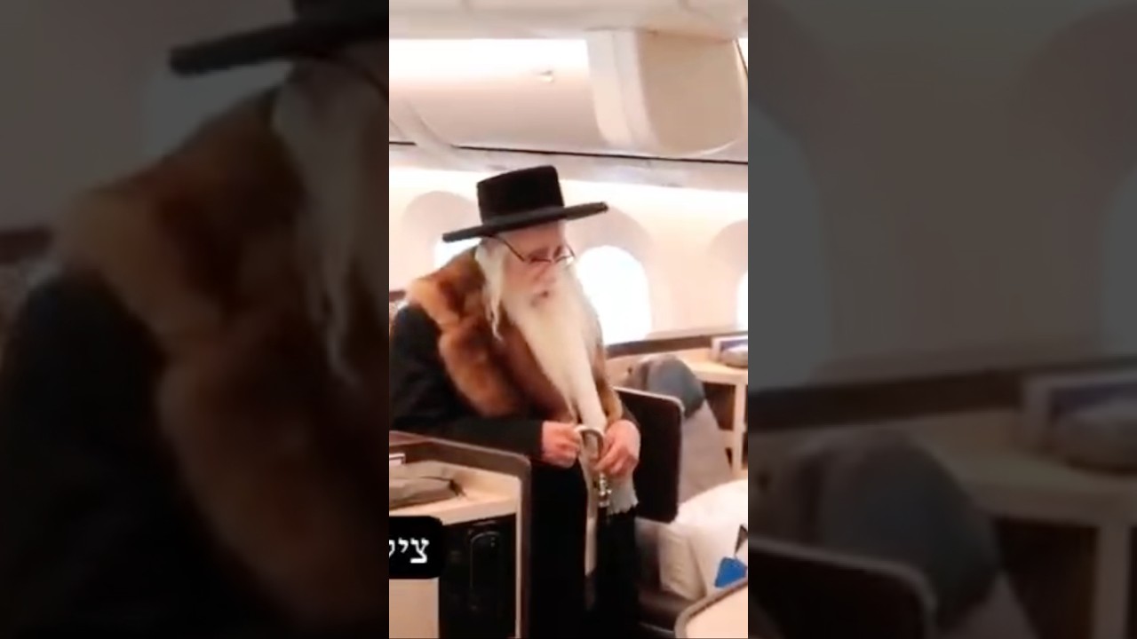 האדמו״ר מצאנז בעליה למטוס בדרכו חזרה לארץ הקודש
