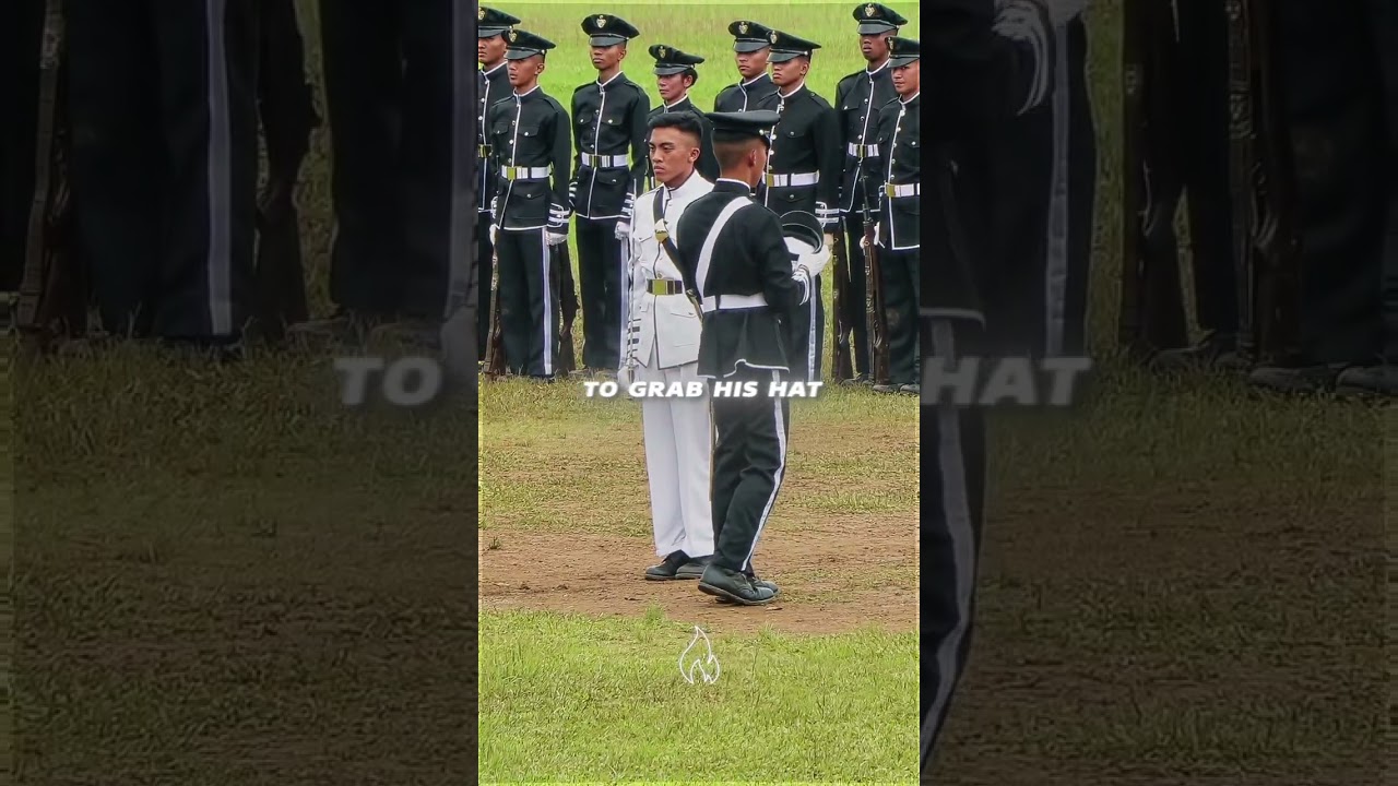Он случайно уронил шляпу во время церемонии, но его спас друг 🥹❤️‍🩹