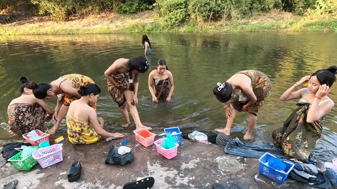 10 มีนาคม ค.ศ. 2026 สาวลาว อาบน้ำฮวย บรรยากาศ ยามแลงๆ เขตชนบท