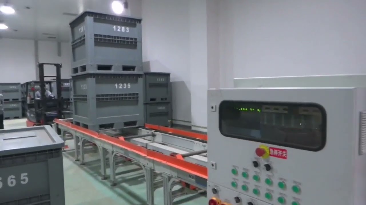 Heavy duty plastic pallet box