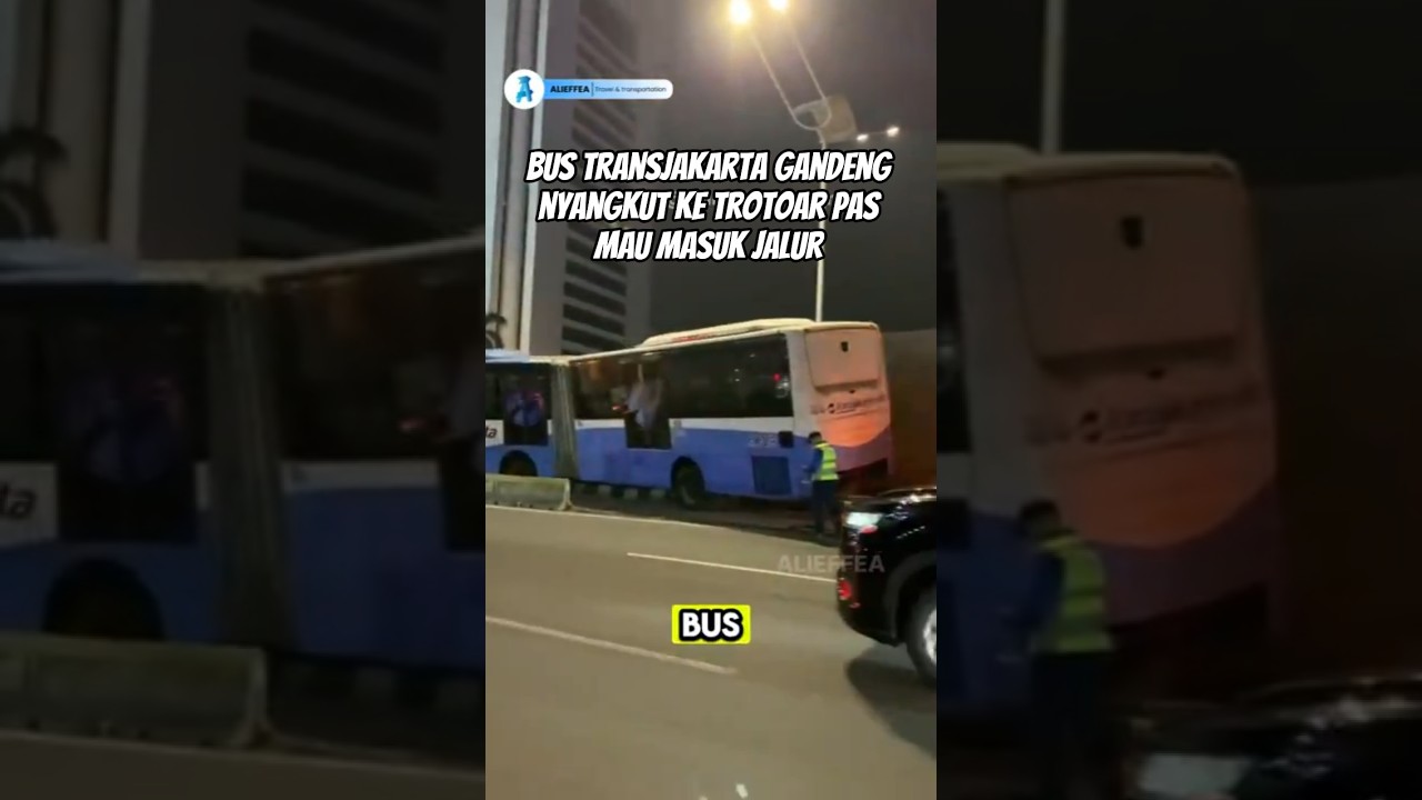 BUS TRANSJAKARTA GANDENG NYANGKUT DI TROTOAR 