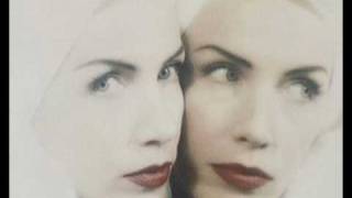 Annie Lennox Walking On Broken Glass Live 1992