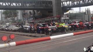 ขบวน 283 เข้าป้ายที่สถานีรถไฟอโศก (8/9/2559)