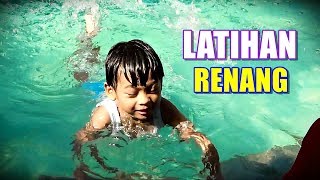 Satu persatu anak-anak tk dilatih untuk berani berenang.