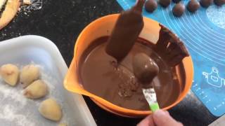 Banhando Bombons De Morango No Chocolate