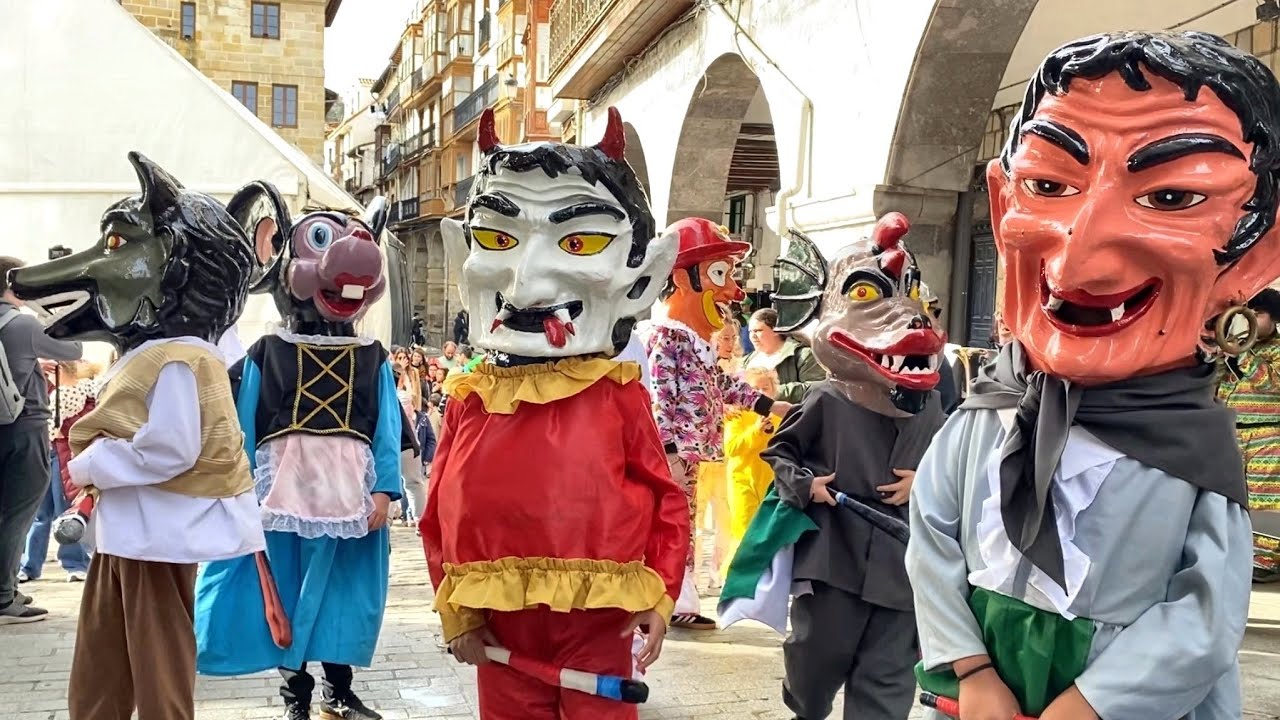 Los Gigantes y Cabezudos Acompañados por La Salvé Animando El Carnaval 2026 en Castro Urdiales 