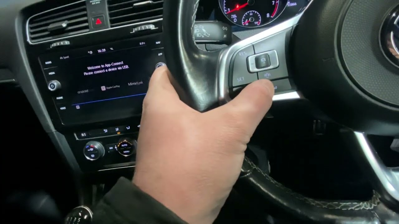 Let’s take a look 👀 at this Vw Golf R line nice extra it has a sunroof that opens let’s go 🚗 