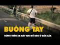 Thanh niên buông tay lái, đứng trên xe máy khi đổ đèo ở Đắk Lắk