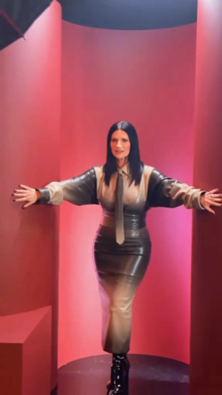 ¡LISTA PARA #PremioLoNuestro! ✨ Esta noche por Univision ❤️ #LauraPausini