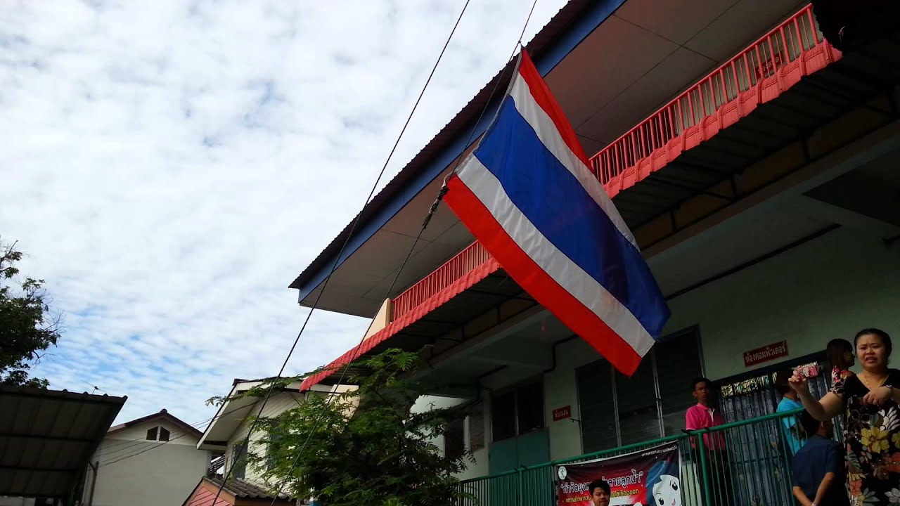 เคารพธงชาติ ทั้งหมดแถว.....ตรง!!