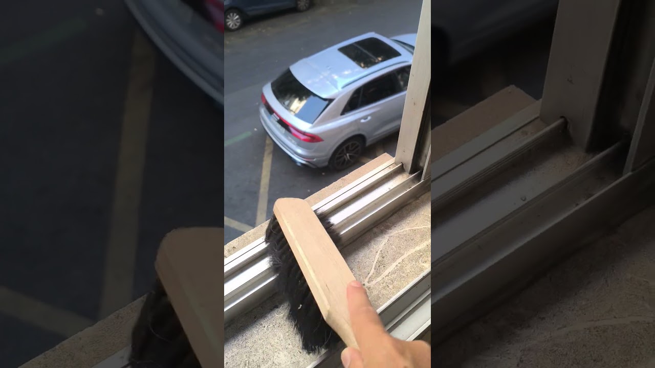 Limpieza de aluminios viejos y sucios en una ventana de Chamberí