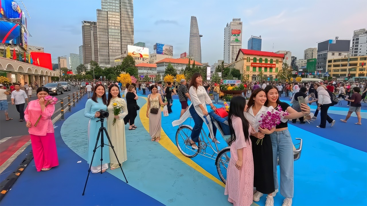 Walking Through Saigon Street Life (Tet Holiday) | 4K Walking Tour