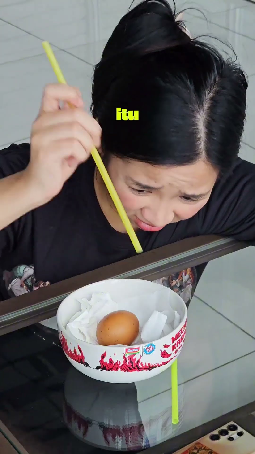 CHALLENGE PECAHIN TELOR PAKAI SEDOTAN!