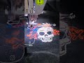 Mit meiner Brother Innov-is sticke ich eine bunte Totenkopf-Grafik direkt auf ein jeans jacke