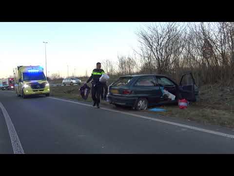 Auto slaat over de kop op afrit snelweg, bestuurder gewond