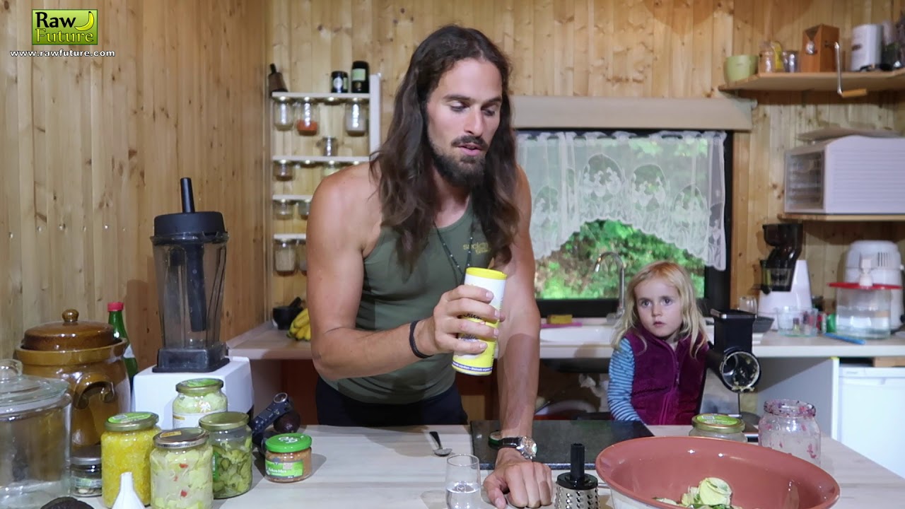 Rohkost haltbar machen - Vater und Tochter fermentieren Gemüse als Krisenvorsorge [Sauerkraut]