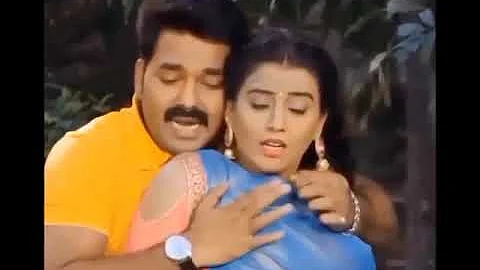 Akshara Singh hot boobs touch in mistake by Pawan Singh 2019