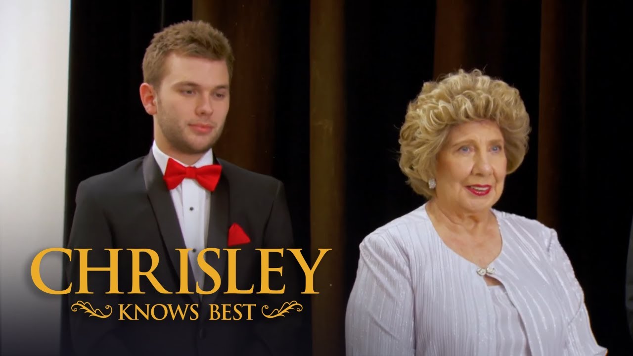 The Chrisleys Can’t Stay Still For Their Family Portrait Chrisley