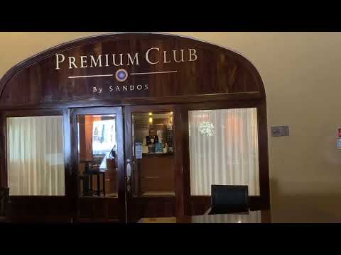 Sandos Playacar members only bar one of two located in the pavillion
