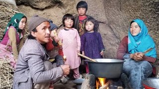 Exclusive Video  Last Day of Ramadan  Cave Dwellers Cook The Most Famous Rice Recipe for Iftar.