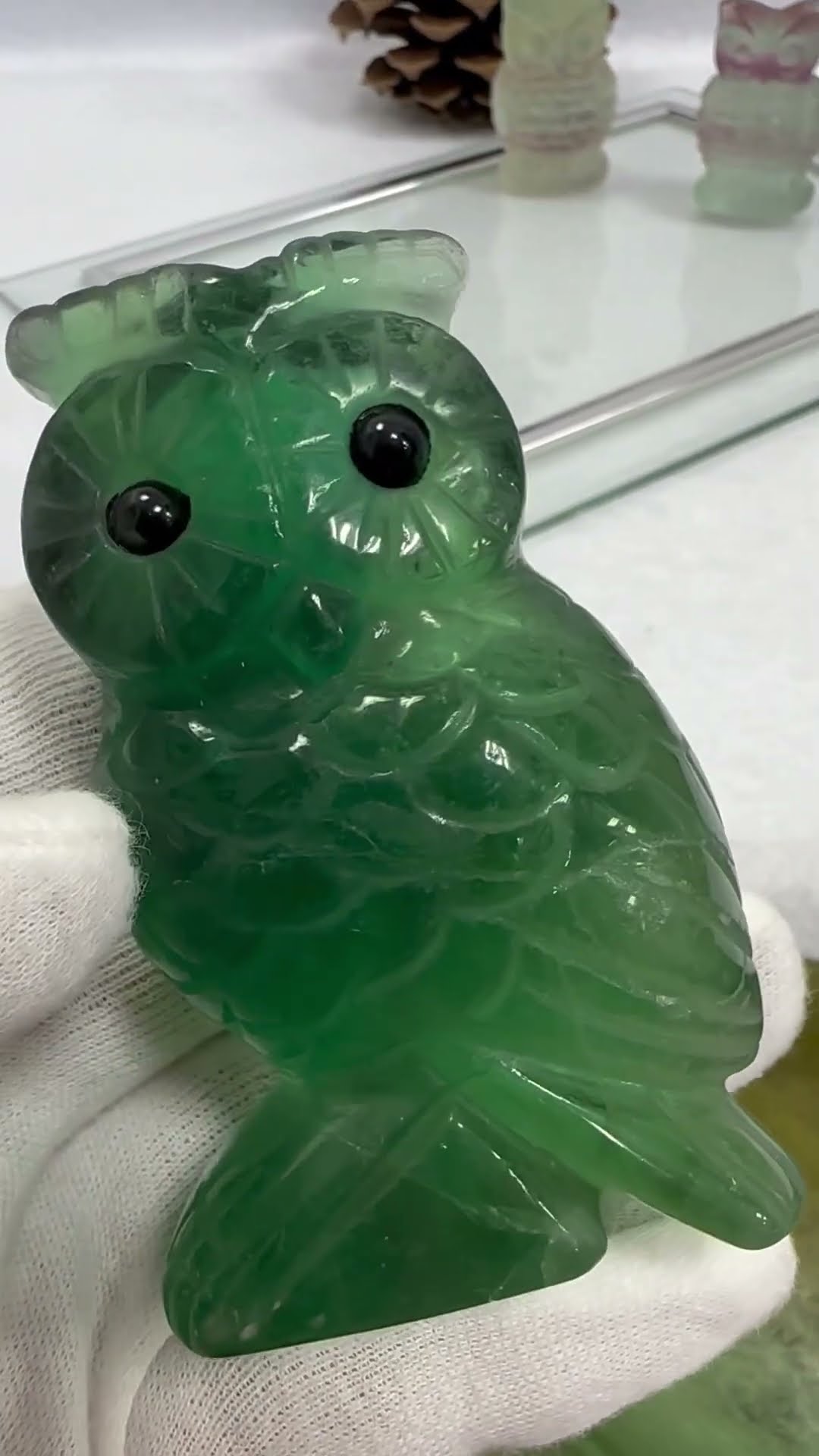 グリーンフローライト、ふくろうの彫刻置物です♪ - YouTube