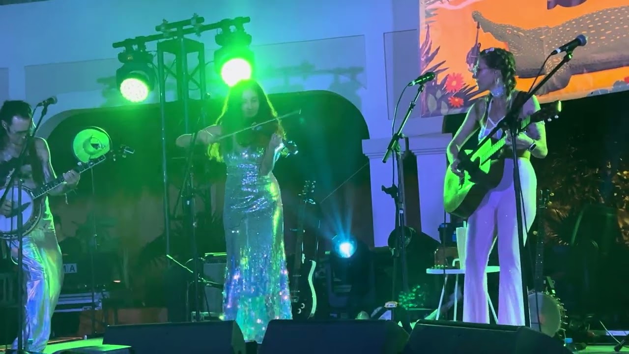 “Rules” - Lindsay Lou - December 13, 2025 - Strings & Sol - Mexico 