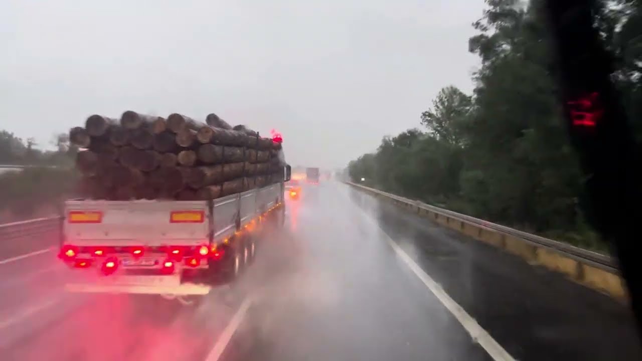 ŞİDDETLİ YAĞMUR ALTINDA ZORLU YOLCULUK SİLECEK YETİŞMİYOR ARAÇLAR GİDEMİYOR