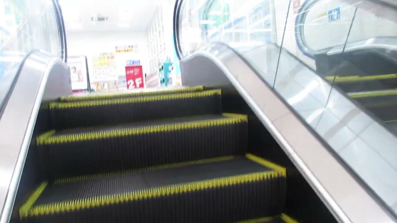 ケーズデンキ高知駅前店のエスカレーター