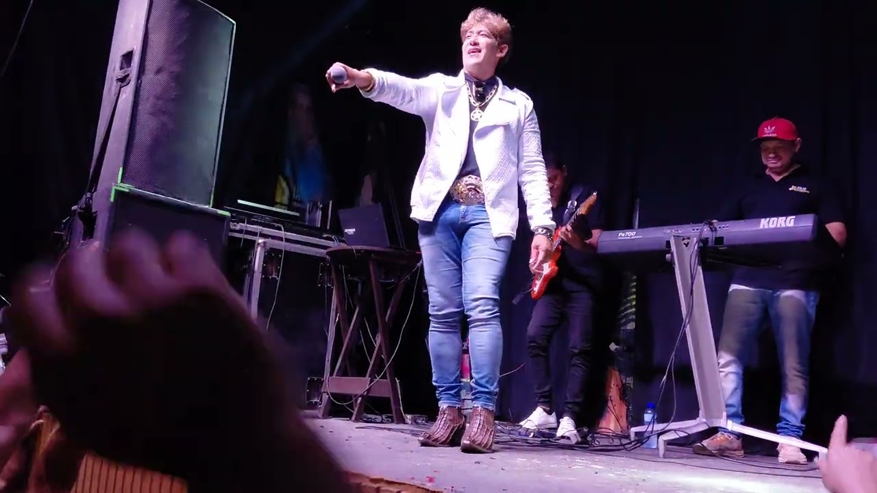 É considerado o Rei do Brega ( Júlio Nascimento ) é sucesso dos anos 90, até hoje ! 