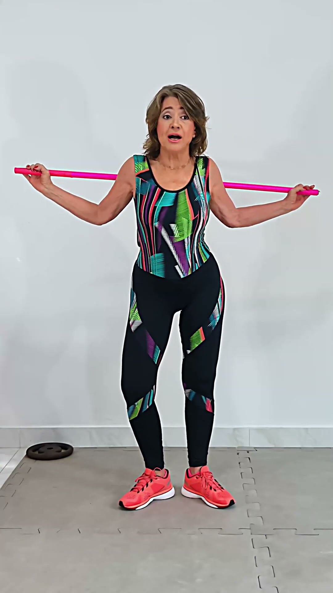 Parte 8 COMO PERDER BARRIGA COM EXERCÍCIOS EM PÉ PARA DEFINIR PERNAS E BUMBUM USANDO BASTÃO