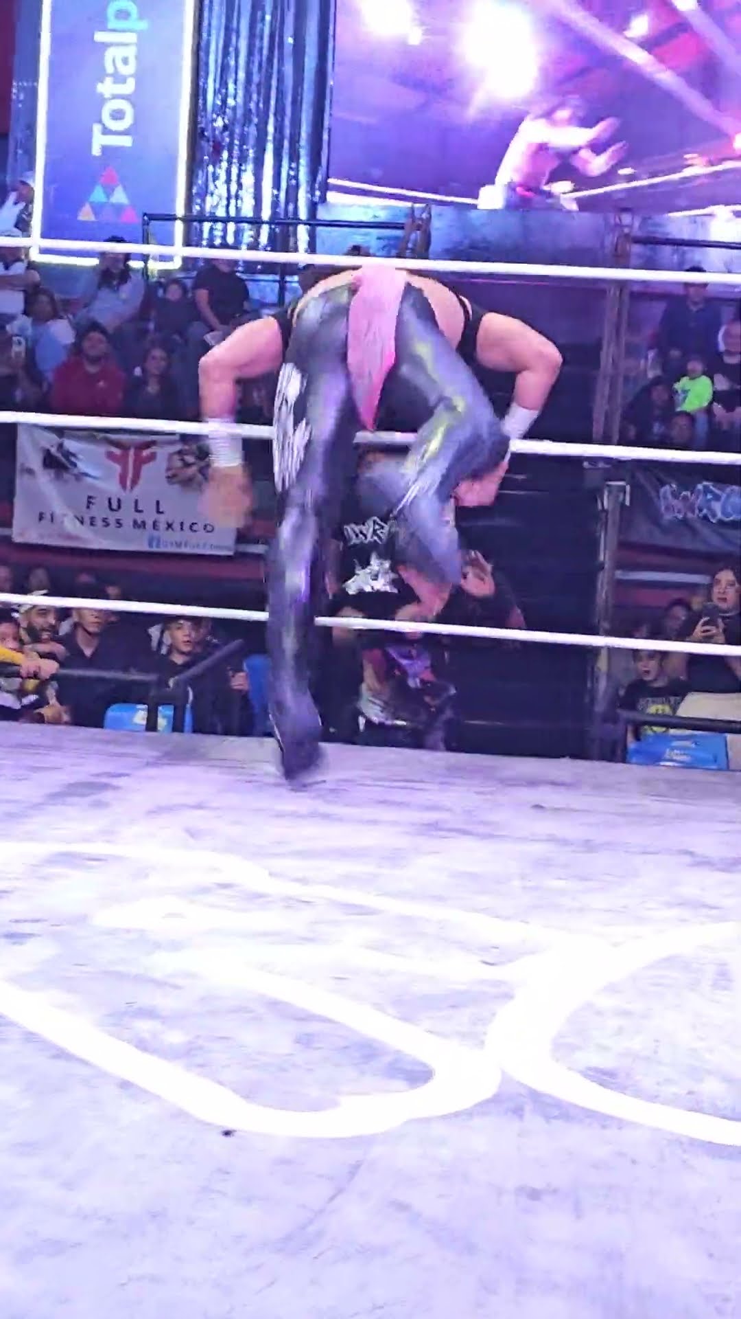 Tope de Hell Boy sobre Canis Lupus en la Arena Naucalpan