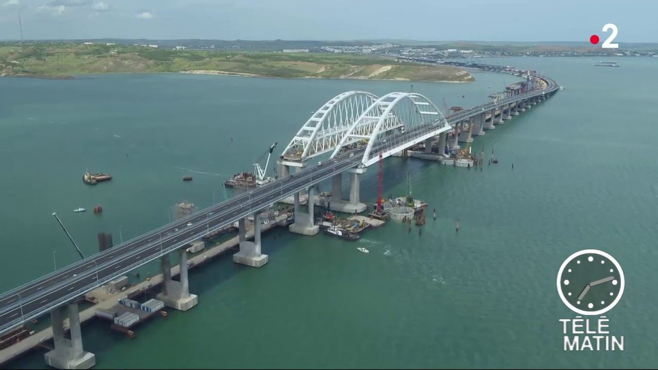 Sans frontières - Moscou : un pont pour relier la Crimée et la Russie - YouTube