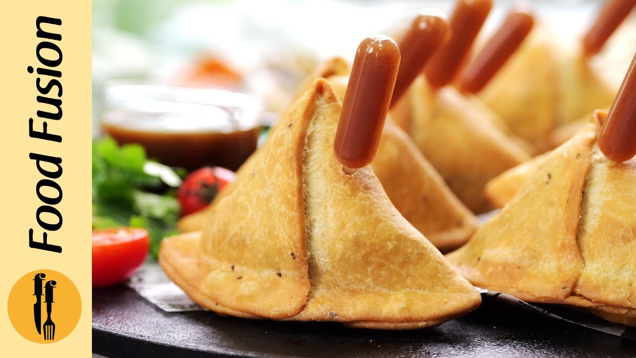 Vegetarian Aloo Samosa Or Samosas Indian Special Traditional Street Food  Famous Indian Punjabi Samosa Filled With Spicy Boiled Potato Mixture Served  With Green And Red Chutneys Copy Space Stock Photo - Download